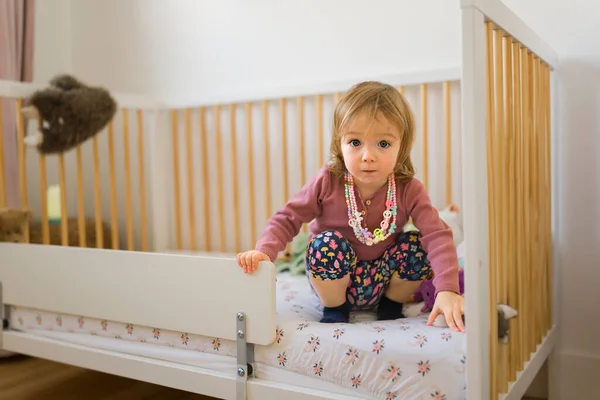 Liten flicka leker i sovrummet hemma — Stockfoto