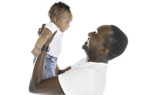 白い背景に小さな息子を抱いている美しいアフリカ人男性の肖像画 — ストック写真