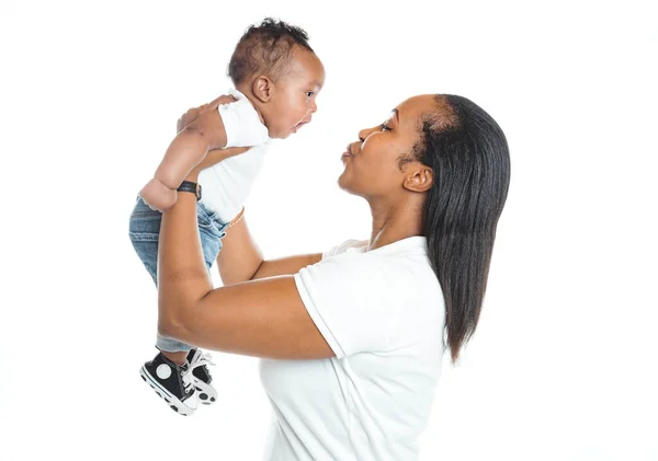 Πορτρέτο της όμορφης αφρικανικής γυναίκας που κρατά στα χέρια του το μικρό της γιο σε λευκό φόντο — Φωτογραφία Αρχείου