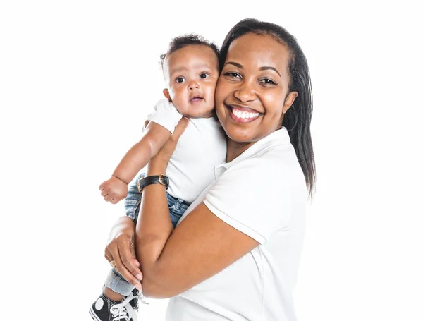 Πορτρέτο της όμορφης αφρικανικής γυναίκας που κρατά στα χέρια του το μικρό της γιο σε λευκό φόντο — Φωτογραφία Αρχείου