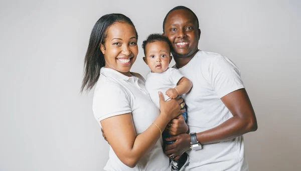 Joven familia afroamericana en el estudio con hijo pequeño bebé — Foto de Stock