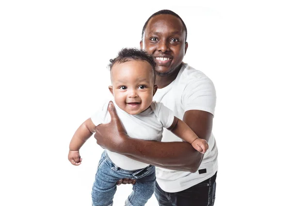 Retrato de un hermoso hombre africano sosteniendo en las manos a su pequeño hijo sobre fondo blanco — Foto de Stock