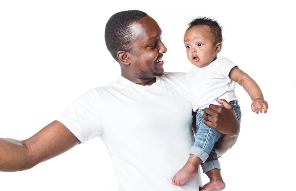 Retrato de un hermoso hombre africano sosteniendo en las manos a su pequeño hijo sobre fondo blanco — Foto de Stock