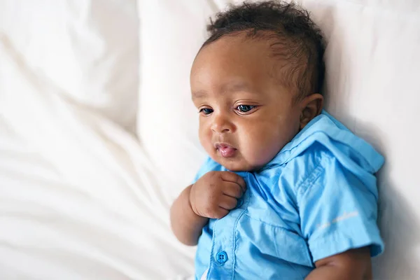 かわいい黒アフロアメリカの赤ちゃんオン親ベッド — ストック写真