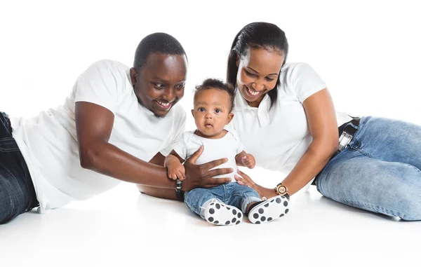 Νεαρή οικογένεια Αφρο-Αμερικανών στο στούντιο με μικρό παιδί γιο — Φωτογραφία Αρχείου