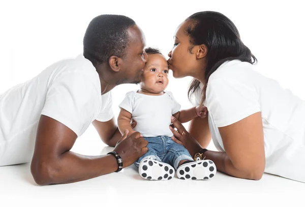 Νεαρή οικογένεια Αφρο-Αμερικανών στο στούντιο με τον μικρό γιο να δίνει φιλί — Φωτογραφία Αρχείου