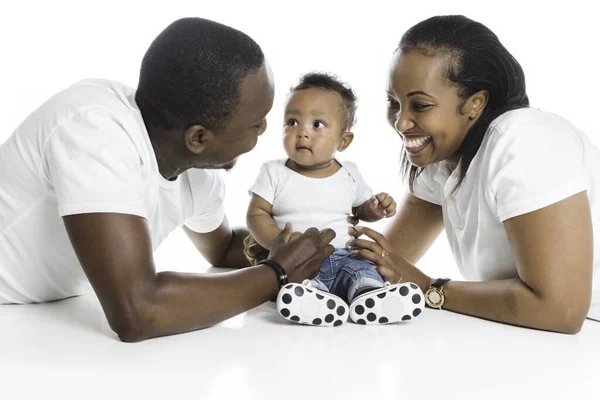 Joven familia afroamericana en el estudio con hijo pequeño bebé — Foto de Stock