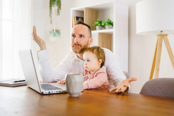 Triste e frustrado pai na cozinha home office com computador e sua filha — Fotografia de Stock