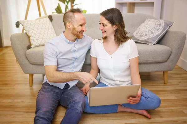 Couple check the laptop on the living room — Fotografia de Stock
