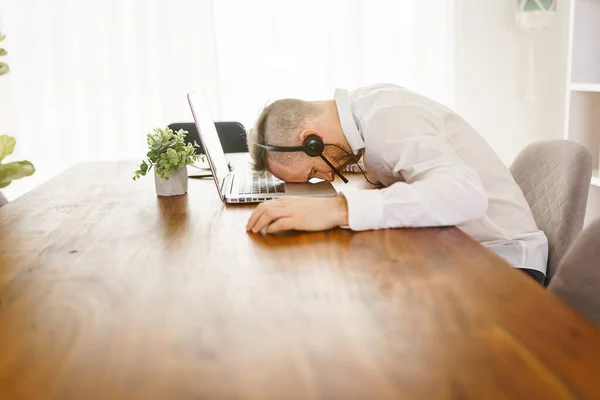 Bărbat frustrat și trist care lucrează la laptop acasă — Fotografie, imagine de stoc
