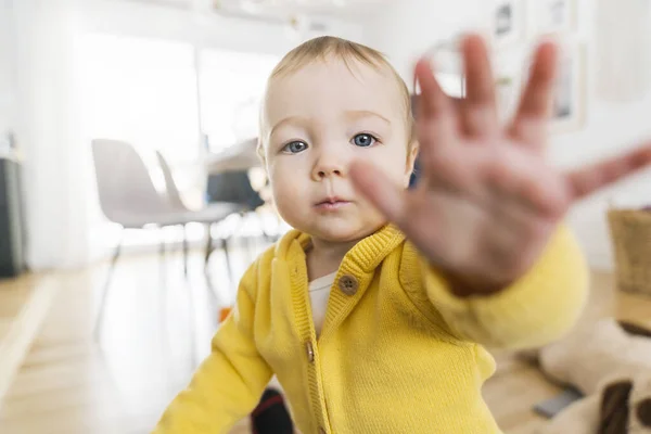 Pequena menina com toque mão mostrando em casa — Fotografia de Stock
