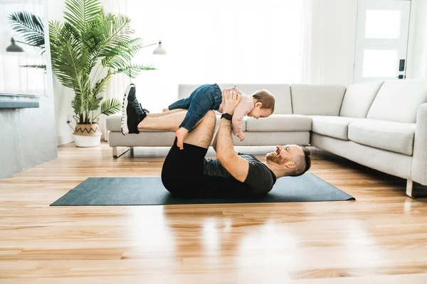 Хороший батько тренується зі своєю дитиною вдома — стокове фото