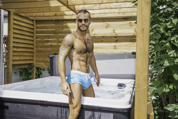 Sexy mexicano homem relaxante na banheira de hidromassagem no verão temporada — Fotografia de Stock