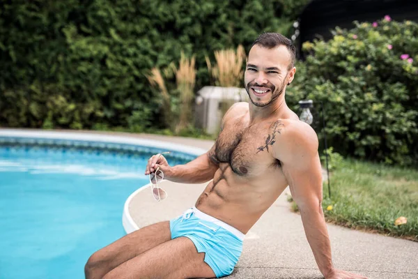 수영장에서 포즈를 취하고 있는 젊은 멕시코 남자와 섹시 한 근육질의 남자 — 스톡 사진