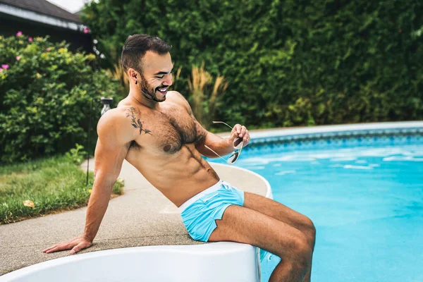 Um jovem mexicano e sexy muscular homem posando na piscina — Fotografia de Stock