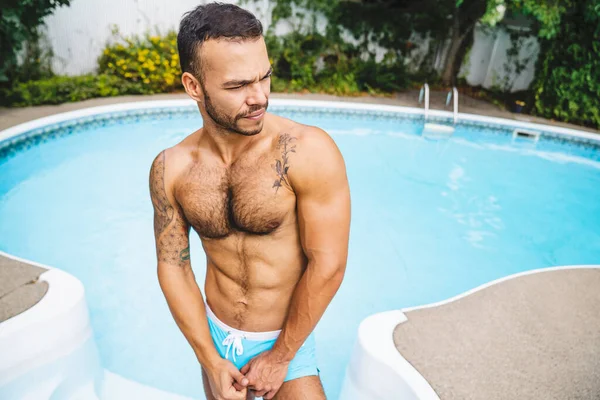 Młody meksykanin i seksowny muskularny mężczyzna pozuje w basenie — Zdjęcie stockowe