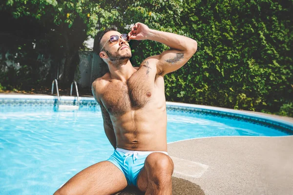 Um jovem mexicano e sexy muscular homem posando na piscina — Fotografia de Stock
