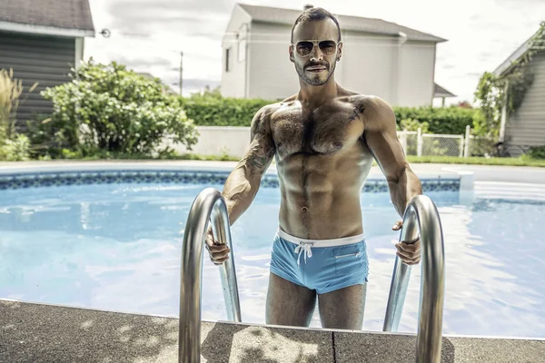 Młody meksykanin i seksowny muskularny mężczyzna pozuje w basenie — Zdjęcie stockowe
