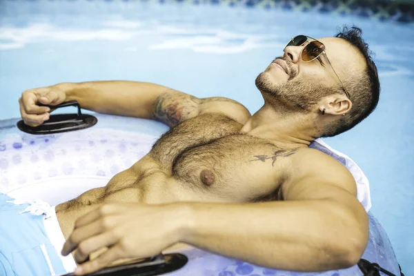 Um jovem mexicano e sexy muscular homem posando na piscina — Fotografia de Stock