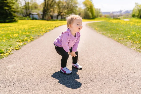Agradável e bonito bebê menina andando ao ar livre — Fotografia de Stock