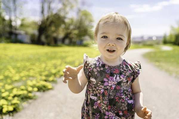 Nice and Cute baby girl walking outdoors — Stock fotografie