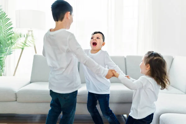 Childs having fun on living room at home — Fotografia de Stock