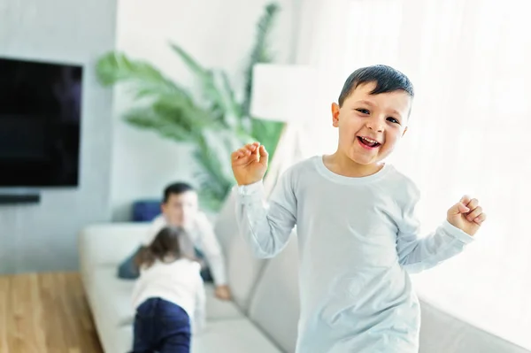 Pequeño chico loco en la sala de estar parece hiperactivo —  Fotos de Stock