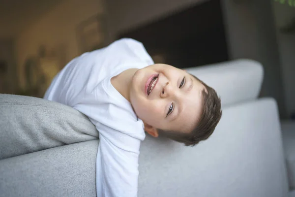 Kleiner verrückter Junge im Wohnzimmer sieht aus wie hyperaktiv — Stockfoto