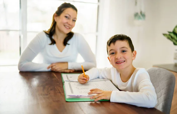 Mãe e filho fazendo lição de casa em casa — Fotografia de Stock