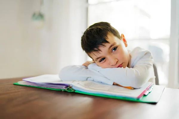 Denkend kind verveeld en gefrustreerd en genoeg van het doen van zijn huiswerk — Stockfoto