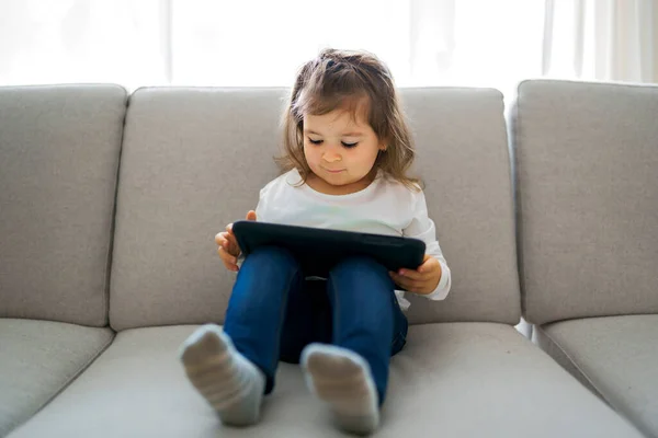 Tablet pc を家庭で学生少女 — ストック写真