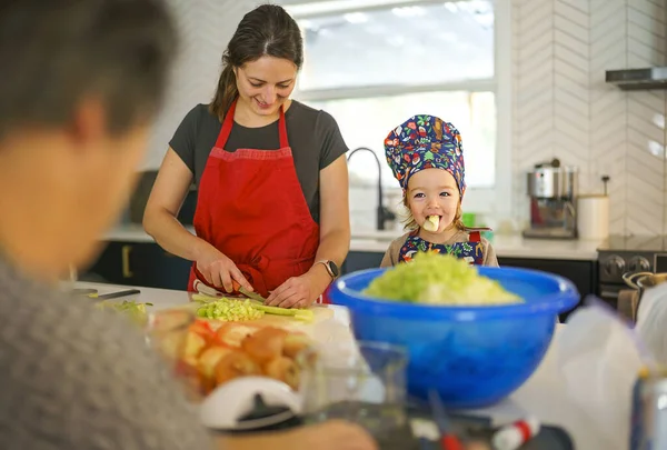 Bébé Aider maman à cuisiner dans la salle à manger — Photo