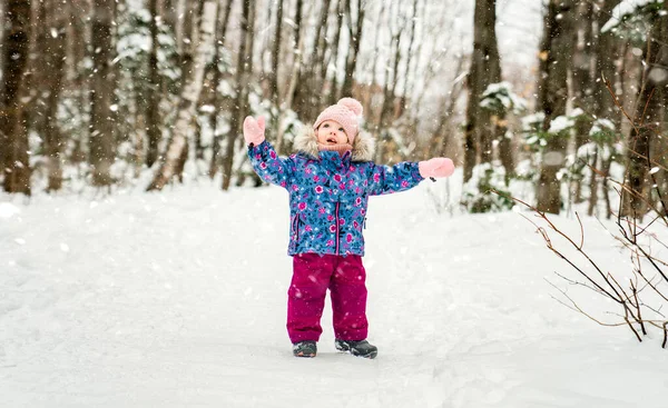 Adorable little baby girl having fun on winter day — Foto de Stock