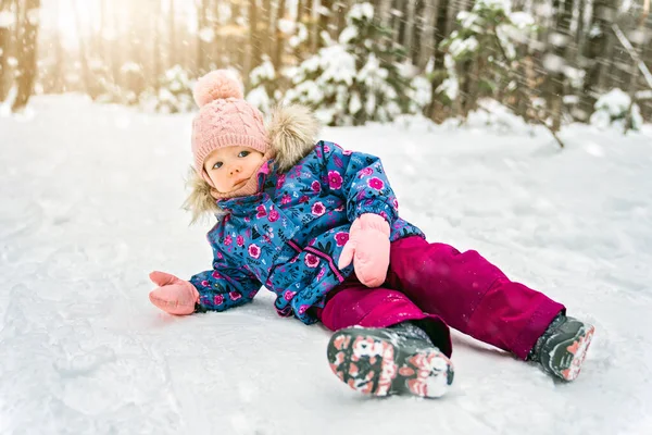 Adorable little baby girl having fun on winter day — Foto de Stock