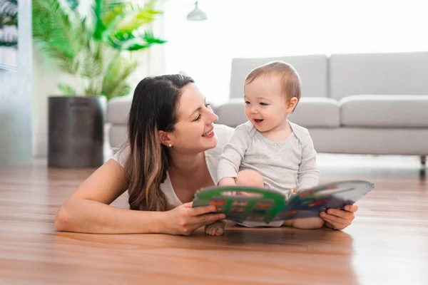 Boldog anya babaolvasó könyvvel — Stock Fotó