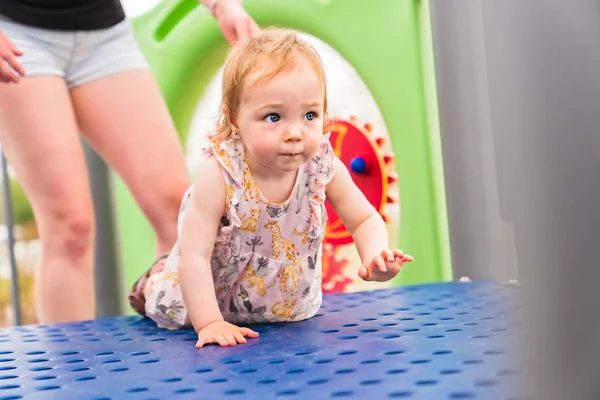 Söt liten flicka leker på utomhus lekplats — Stockfoto