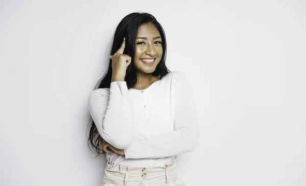 Bom fundo branco retrato de bela jovem mulher negra — Fotografia de Stock