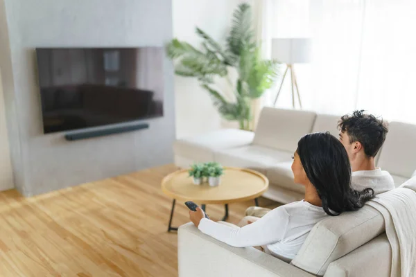 Ζευγάρι βλέποντας τηλεόραση στο σαλόνι τους στο σπίτι — Φωτογραφία Αρχείου