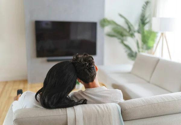 Casal assistindo tv em sua sala de estar em casa — Fotografia de Stock