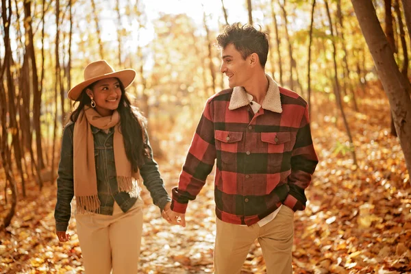 美丽的年轻夫妇在秋天的花园. — 图库照片