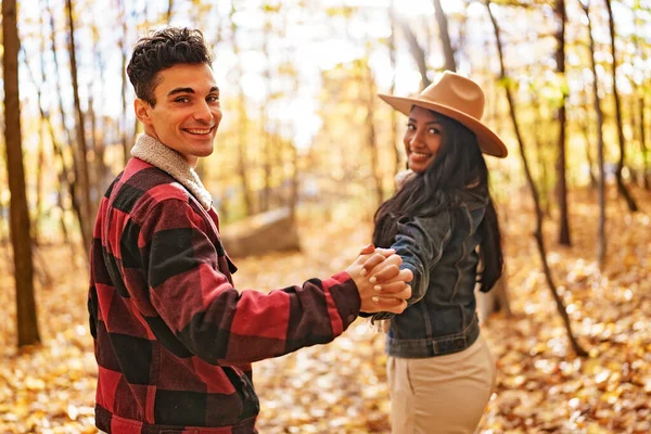 Young beautiful couple in the autumn garden at fall. — Stock Photo, Image