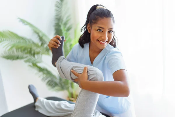 Fisioterapia mujer rehabilitación negro en fisioterapia clínica con el cliente —  Fotos de Stock