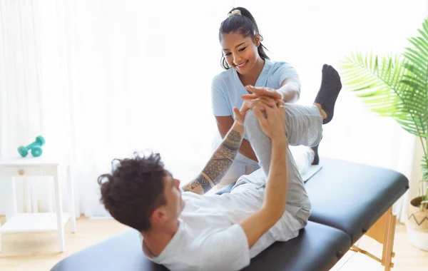 Schwarze Reha-Frau Physiotherapie in Physio-Klinik mit Kundin — Stockfoto