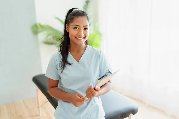 Portrait of young black woman physiotherapist on a physio center — Stockfoto