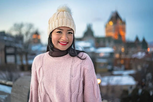 ケベックの冬の夜の美しい女性 — ストック写真