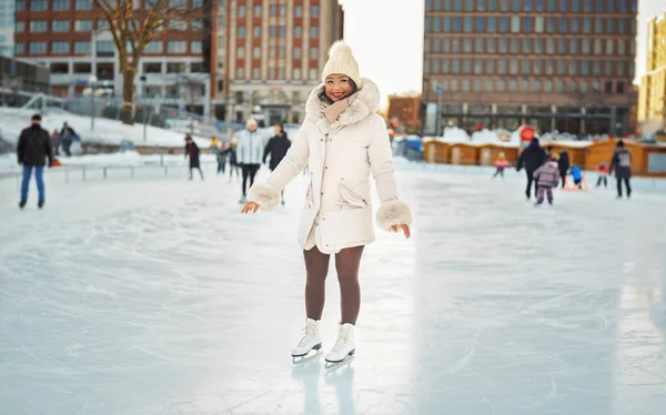 Woman ice skating outdoors on winter day — Foto de Stock
