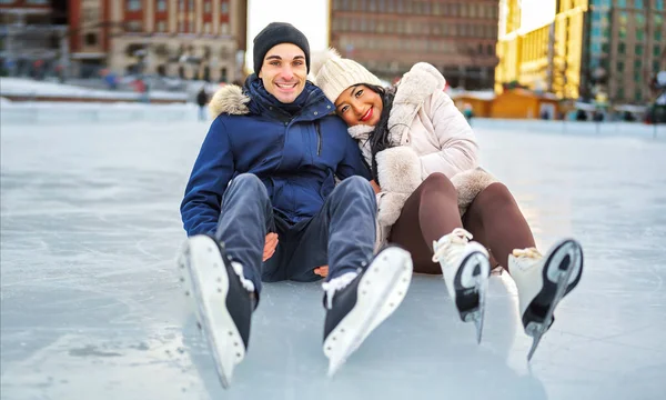 Couple ice skating outdoors on a winter day — Fotografia de Stock