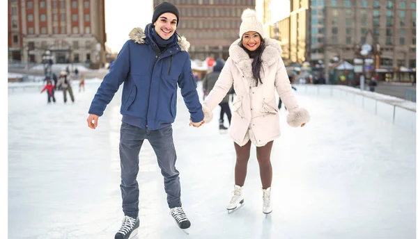 Coppia pattinaggio su ghiaccio all'aperto in una giornata invernale — Foto Stock