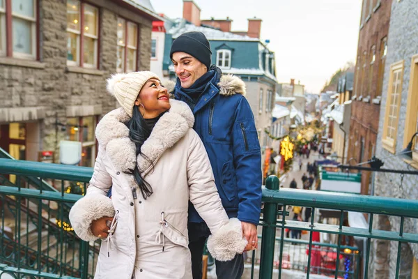 Retrato de una hermosa pareja joven en una temporada de invierno con abrigo — Foto de Stock