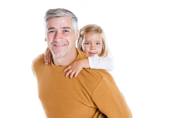 Vader en dochter hebben plezier samen op studio wit — Stockfoto